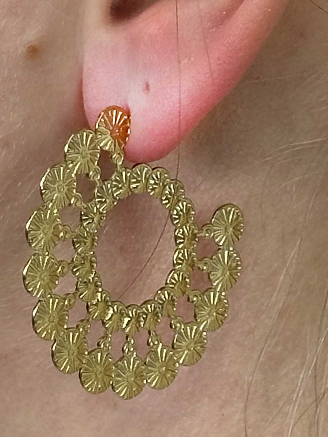 Linda - Guldfarvet hoops med detaljer